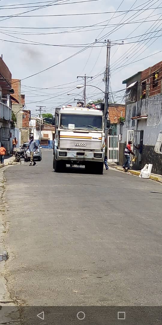 #Hoy la recolección de desechos solidos Av 103 Barrio Independencia. Gracias a nuestro <a href="/AlcaldePedroB/">Pedro Bastidas</a> @amigosdemaracay <a href="/CjalaEneis/">Cjala. Eneis Maneyro</a> todos cooperando por mantener la ciudad jardín bonita <a href="/RMarcoTorres/">Rodolfo Marco Torres</a> @Mp_Comunas <a href="/NicolasMaduro/">Nicolás Maduro</a> <a href="/GirardotConcejo/">Concejo Mun. Girardot</a> <a href="/AraguaMagicafm/">Aragua Mágica 88.1FM</a> creando cultura