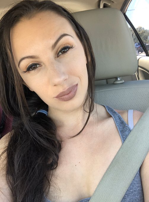 It felt so good to do my makeup today! https://t.co/JdVtTuzTZF