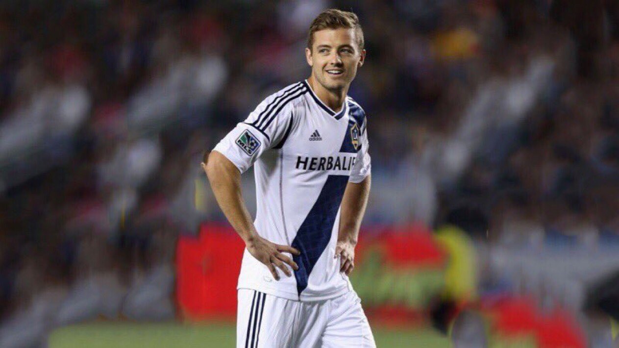 レインボーアイル Rainbow Aisle 5 12は ロビー ロジャース Robbie Rogers さんのお誕生日 アメリカのサッカー選手 ナショナルチームにも選出 13年に北米プロアスリートでは初めて同性愛者であることを公表 16年 脚本家のグレッグ バーランティ
