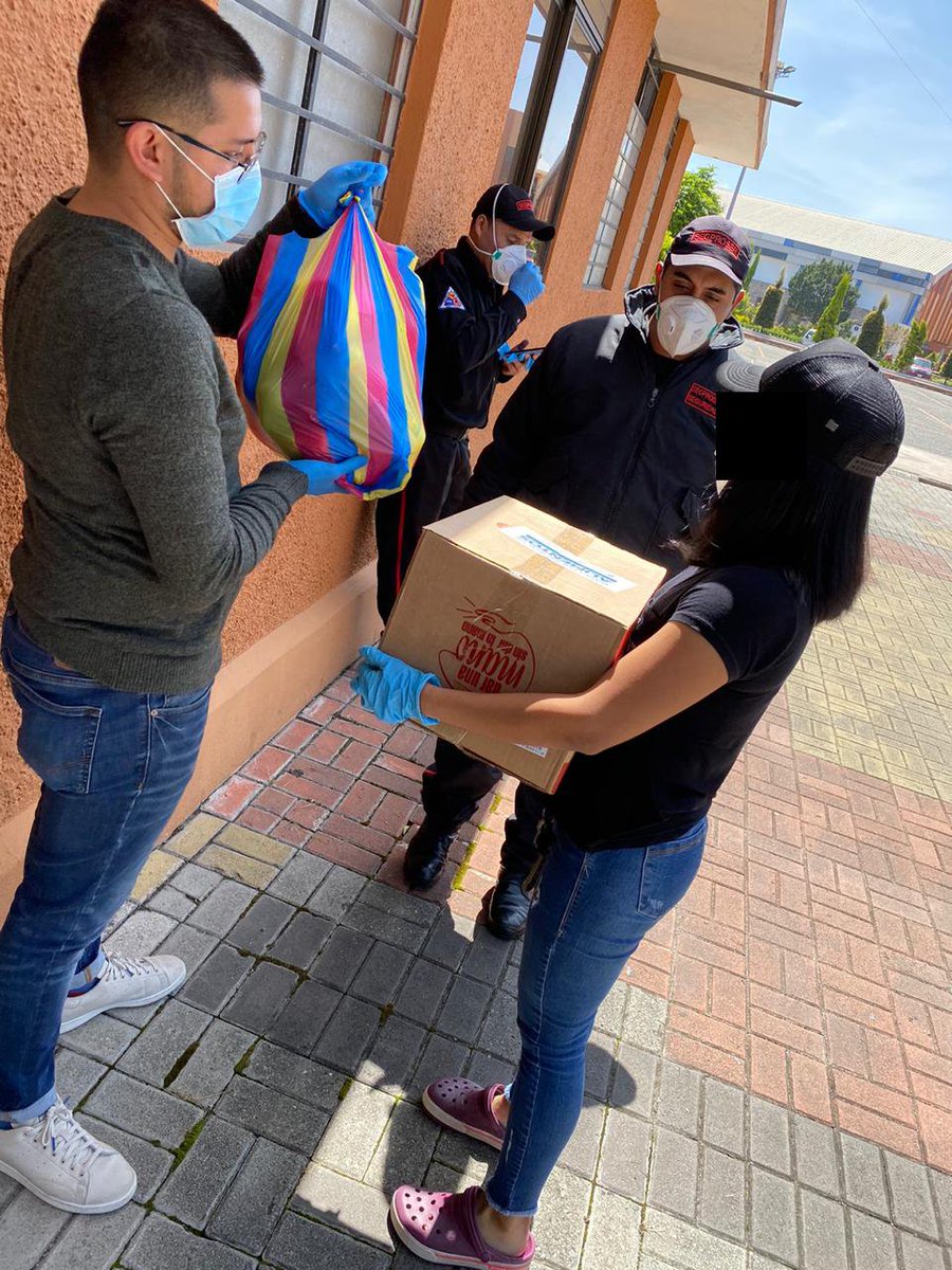 feupscuenca's tweet photo. Gracias a todos quienes permiten que la ayuda a nuestros compañeros se pueda seguir ejecutando.
Junto con autoridades y colaboradores se continúa con la entrega de los kits alimenticios a los estudiantes mas afectados por la emergencia sanitaria.
@upsalesiana @MunicipioCuenca https://t.co/iIgshfLhHU