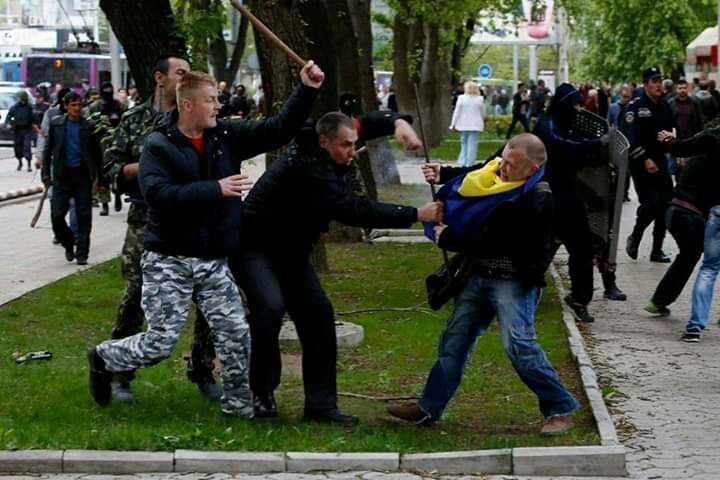 Русский против толпы. Погром на манежной площади 2002. Русский против толпы. Толпа омона. Митинг в феврале 2021 навальный в санкт-петербурге.