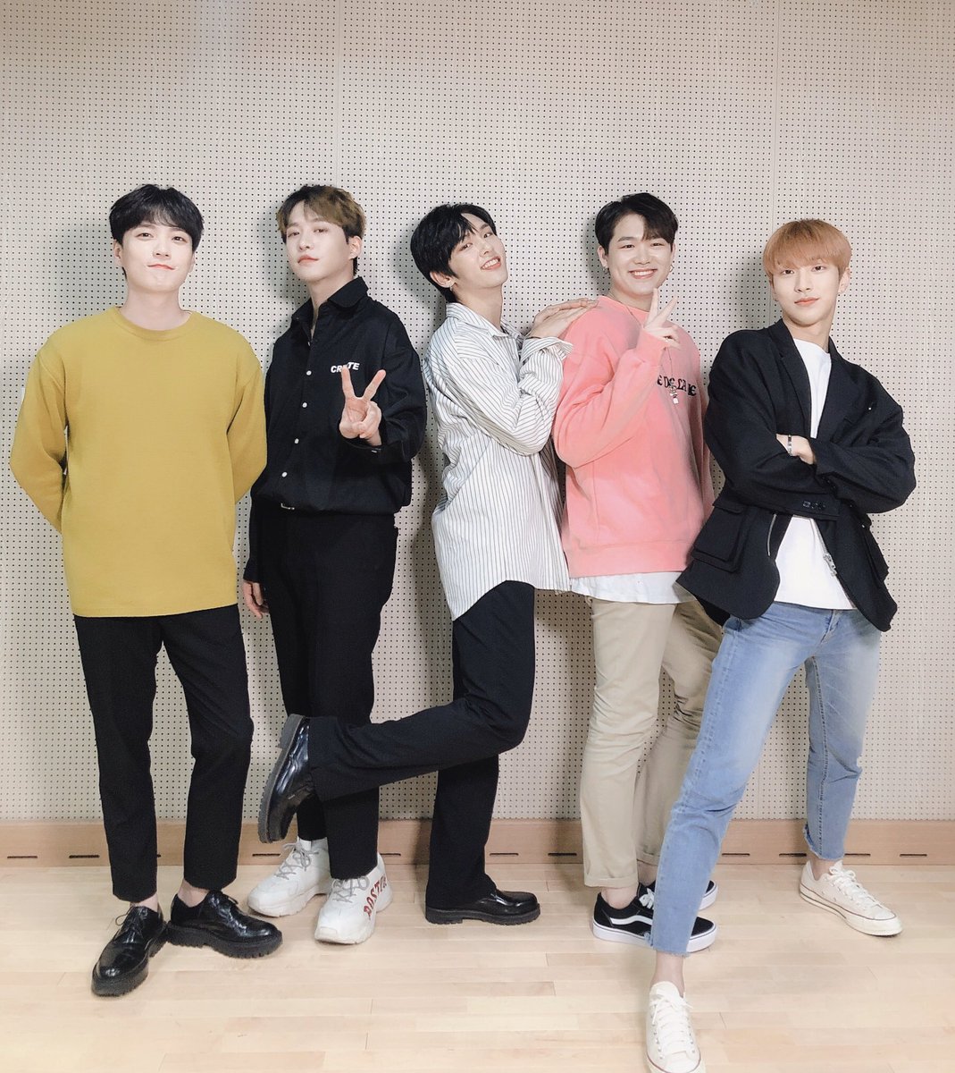 BIG_GHofficial's tweet photo. 우리 비기닝들 ~ ❣️
다들 잘 지내고 있나요?
보고싶어요~ 저희 보고 힘내세요 !
⠀
#BIG #비아이지 #BOYSINGROOVE
⠀ https://t.co/uBmutFxHeo