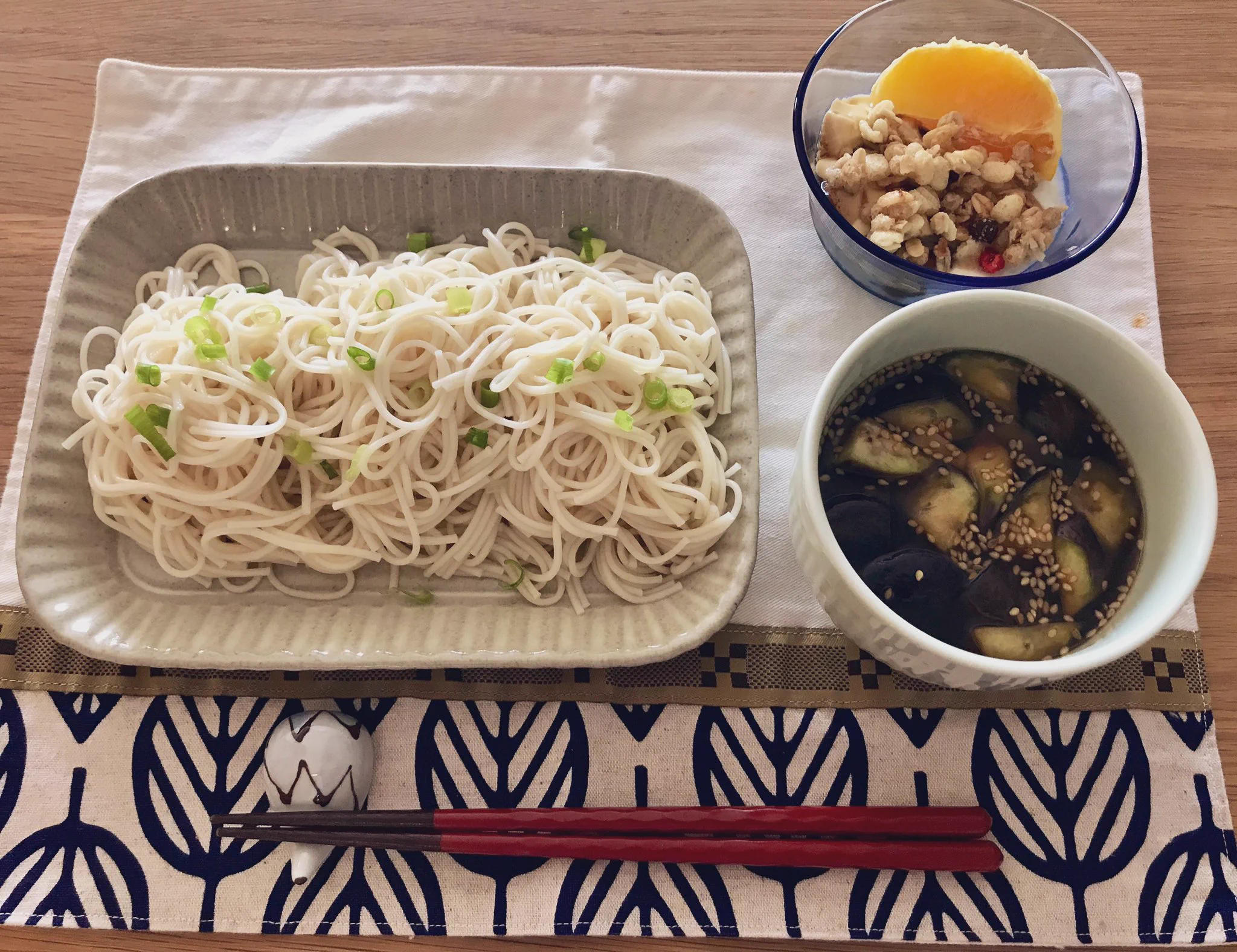 おりえさんのレシピで茄子とベーコン（ツナがなかったので）のつけだれ素麺を作ってみた！美味しい〜。
こらから素麺が美味しい季節なので山形だし風も作ってみたい  