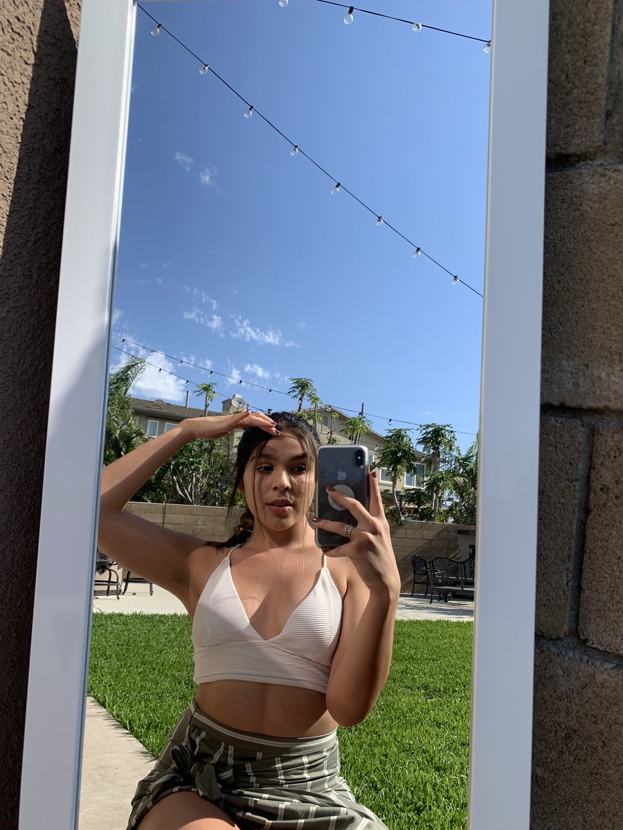 juliaanicoleee's tweet photo. milk &amp; honey 🤍🍯 https://t.co/QiYraFadOp