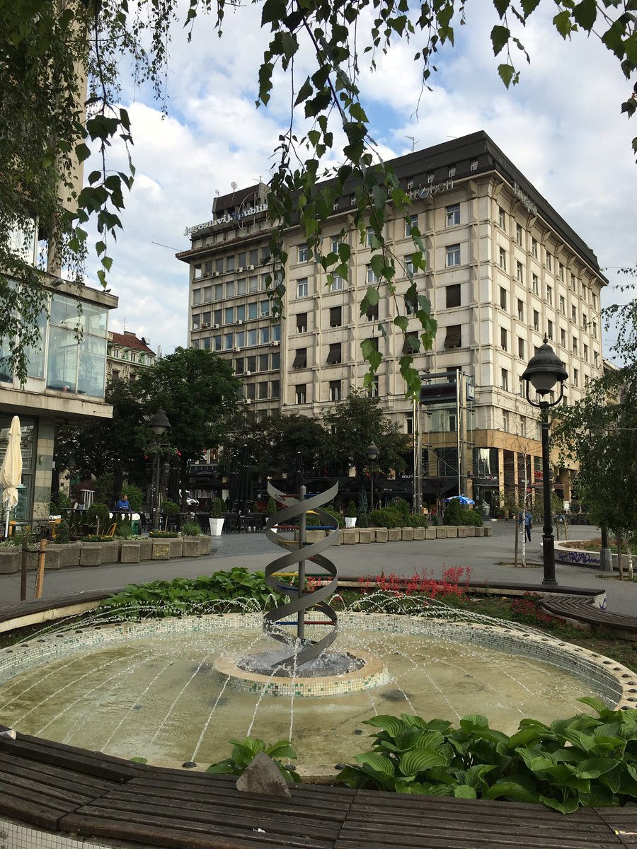 Uspomena. Pre deset godina, 2010. produkcijska grupa "Noć muzeja" je Beogradu poklonila obnovljenu fontanu na Trgu Republike.
Gradska vlast (inače pompezno obećala 54 nove fontane) je, "ulepšavajući" trg, uz ostalo, uništila fontanu po dve karakteristične spirale zvanu - "DNK".