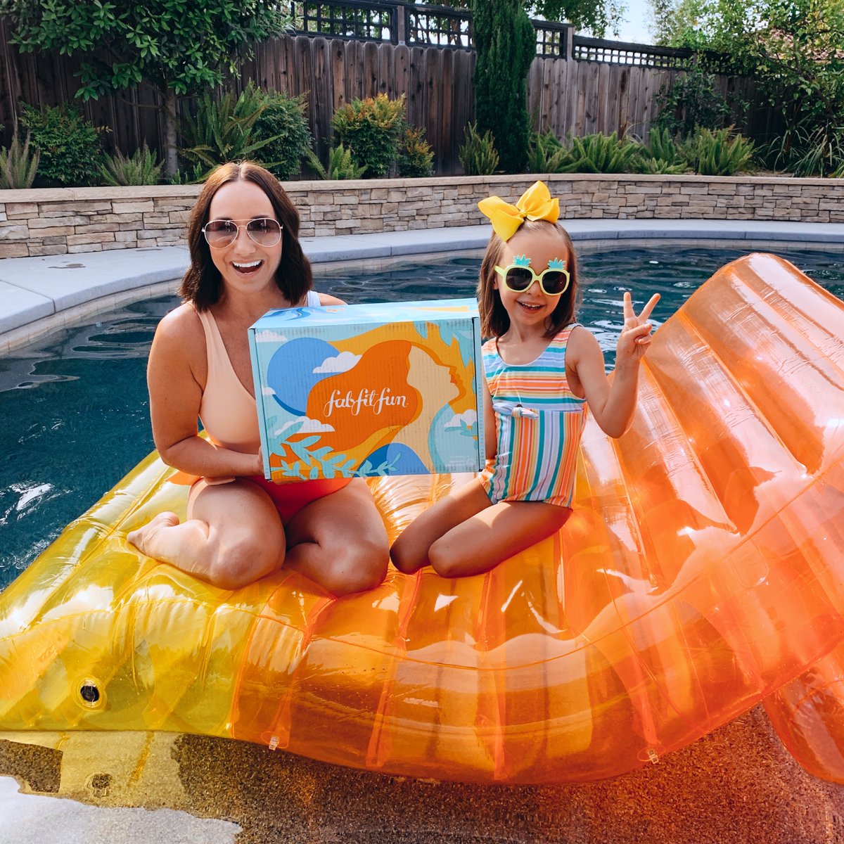 ThePatricios's tweet photo. Sharing all about my @FabFitFun summer box. Use code CP10 for $10 off!https://t.co/FfFGqdUNFj #yougotthis #fabfitfunpartner #fabfitfun #athomewithfff @KatieAKitchens @broukhim @dbroukhim #summer #summer2020 #unboxing #summerfun #giftgiving https://t.co/QAmIJDQpiU