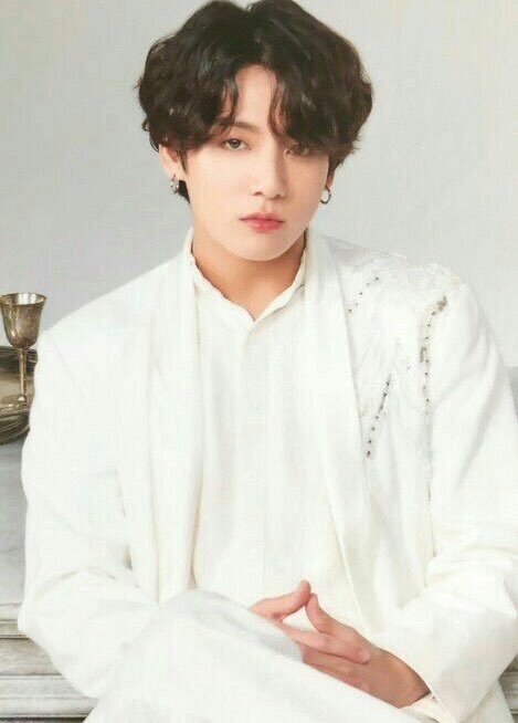 fairyprincejk's tweet photo. -baby jungkook vs idol jungkook a thread 🐰 https://t.co/w9QVpL7R8q