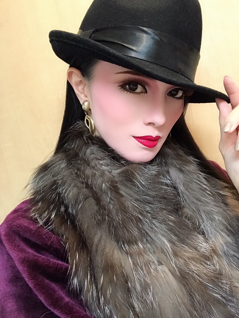 大湖せしる على تويتر 宝塚メイク練習した時の 女役さんのソフト帽姿の 特別感が めっちゃ好き ソフト帽の被り方は 男役時代の 譲れないこだわり 宝塚 男役 女役