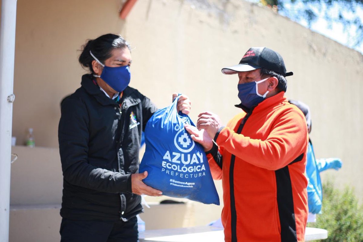 FuerzaObreraEC's tweet photo. Hoy la @AzuayPrefectura entrego kits de alimentos a los compañeros conductores dla @ctccuenca que la preside nuestro Compañero #ManoloSolis que por la emergencia del #COVID19E no están laborando.Agradecemos su solidaridad con este importante Gremio de Trabajadores @yakuperezg https://t.co/nsCKBuOWeo