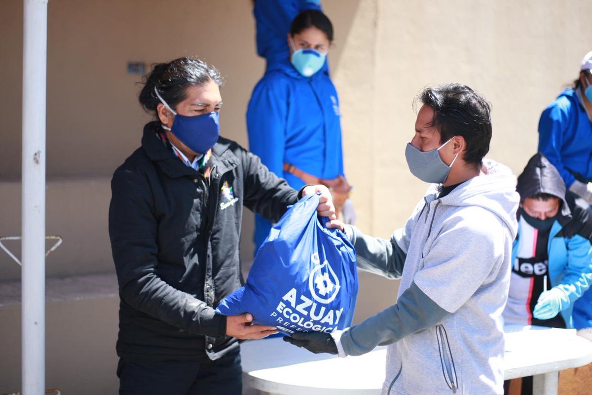 FuerzaObreraEC's tweet photo. Hoy la @AzuayPrefectura entrego kits de alimentos a los compañeros conductores dla @ctccuenca que la preside nuestro Compañero #ManoloSolis que por la emergencia del #COVID19E no están laborando.Agradecemos su solidaridad con este importante Gremio de Trabajadores @yakuperezg https://t.co/nsCKBuOWeo