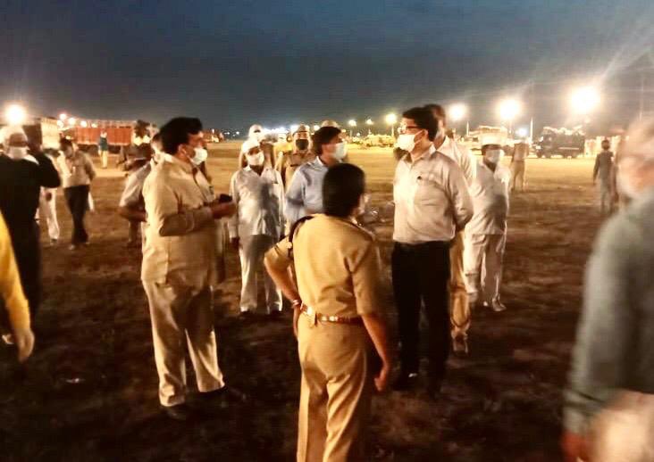 Inspection by Nodal Officer Meerut Shri T Venkatesh of temporary Mandi at Jagrati Vihar, Meerut in the night.<a href="/myogiadityanath/">Yogi Adityanath</a> @kisansewakendra <a href="/CMOfficeUP/">CM Office, GoUP</a> <a href="/rahat_up/">Rahat UP</a> <a href="/ShishirGoUP/">Shishir🇮🇳</a> <a href="/InfoDeptUP/">Information and Public Relations Department, UP</a>