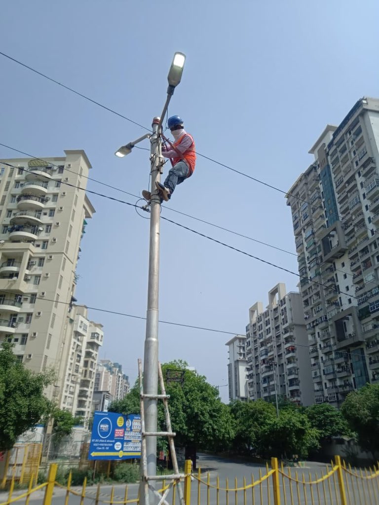 Aditya_vas09's tweet photo. इस वैश्विक महामारी में भी, गाजियाबाद विकास प्राधिकरण के अधिकार क्षेत्र @Indirapuram में स्ट्रीट लाइट के रखरखाव का काम ईईएसएल की टीमों द्वारा पूरे समर्पण और उत्साह के साथ चल रहा है।
#UJALAPRAKASHPATHKA @EESL_India @Saurabh_KumR @venkat_dwivedi @Prabhat06May @r_p_ss @gdagzb https://t.co/IOCJ25wLjW