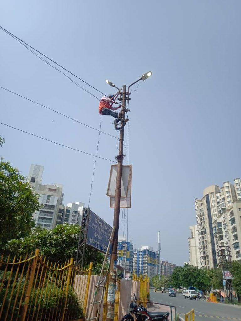 Aditya_vas09's tweet photo. इस वैश्विक महामारी में भी, गाजियाबाद विकास प्राधिकरण के अधिकार क्षेत्र @Indirapuram में स्ट्रीट लाइट के रखरखाव का काम ईईएसएल की टीमों द्वारा पूरे समर्पण और उत्साह के साथ चल रहा है।
#UJALAPRAKASHPATHKA @EESL_India @Saurabh_KumR @venkat_dwivedi @Prabhat06May @r_p_ss @gdagzb https://t.co/IOCJ25wLjW