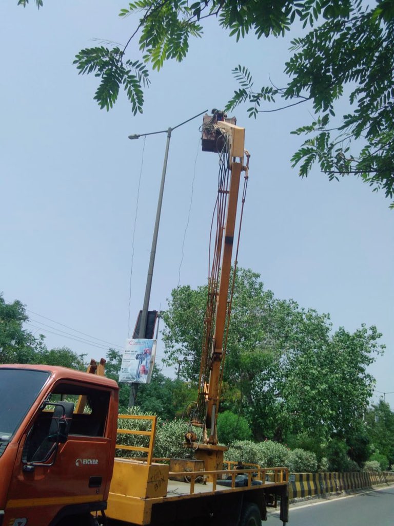 Aditya_vas09's tweet photo. इस वैश्विक महामारी में भी, गाजियाबाद विकास प्राधिकरण के अधिकार क्षेत्र @Indirapuram में स्ट्रीट लाइट के रखरखाव का काम ईईएसएल की टीमों द्वारा पूरे समर्पण और उत्साह के साथ चल रहा है।
#UJALAPRAKASHPATHKA @EESL_India @Saurabh_KumR @venkat_dwivedi @Prabhat06May @r_p_ss @gdagzb https://t.co/IOCJ25wLjW