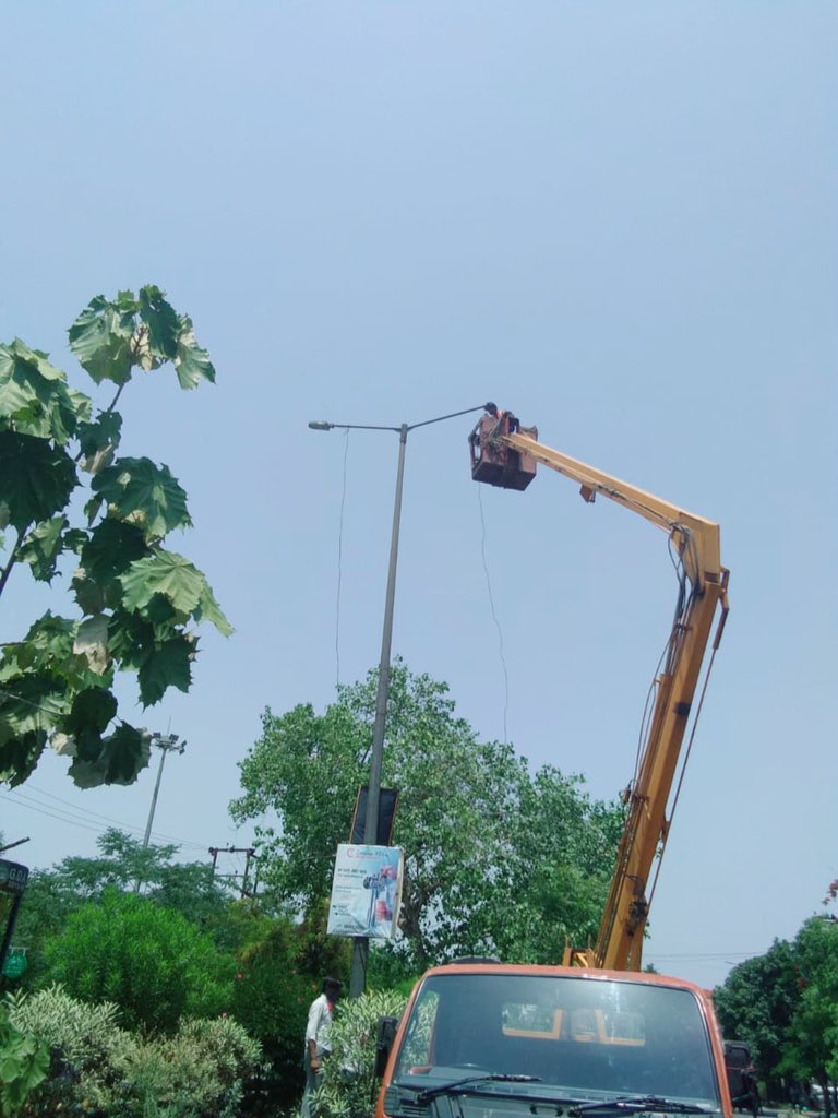Aditya_vas09's tweet photo. इस वैश्विक महामारी में भी, गाजियाबाद विकास प्राधिकरण के अधिकार क्षेत्र @Indirapuram में स्ट्रीट लाइट के रखरखाव का काम ईईएसएल की टीमों द्वारा पूरे समर्पण और उत्साह के साथ चल रहा है।
#UJALAPRAKASHPATHKA @EESL_India @Saurabh_KumR @venkat_dwivedi @Prabhat06May @r_p_ss @gdagzb https://t.co/IOCJ25wLjW