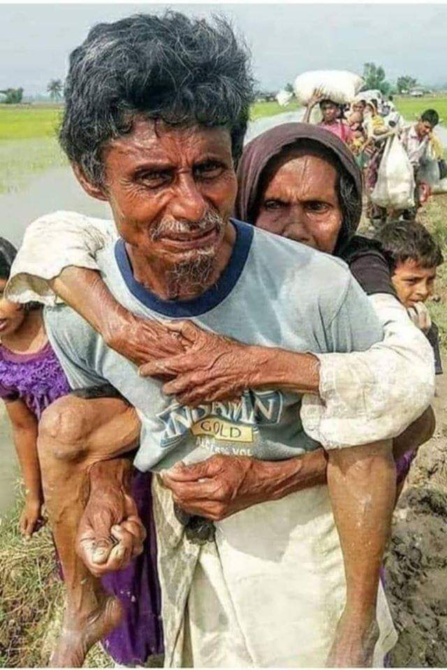srivatsayb's tweet photo. Indian Railways is worse than East India Company

🔸Charged tickets for poor labourers

🔸Rajdhani fares for special trains

🔸Cancellation charge is 50%

🔸Arogya Setu App compulsory for travel

Can these poor people install an app? Shame on you @narendramodi &amp; @PiyushGoyal https://t.co/lJR1efG6Cu