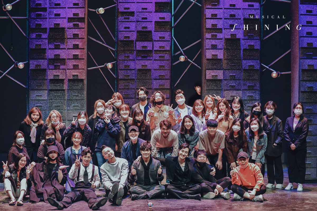 newpro_shining's tweet photo. 뮤지컬 샤이닝과 함께해주신 배우분들과 스탭분들, 관객 여러분 감사드립니다.

*실황 OST와 실황 영상은 제작이 완료되는 대로 공지를 예정이며, 포토북도 함께 수령 가능합니다.

#함께할_수_있어_영광이었습니다_여러분 https://t.co/KvP0FdJRAe
