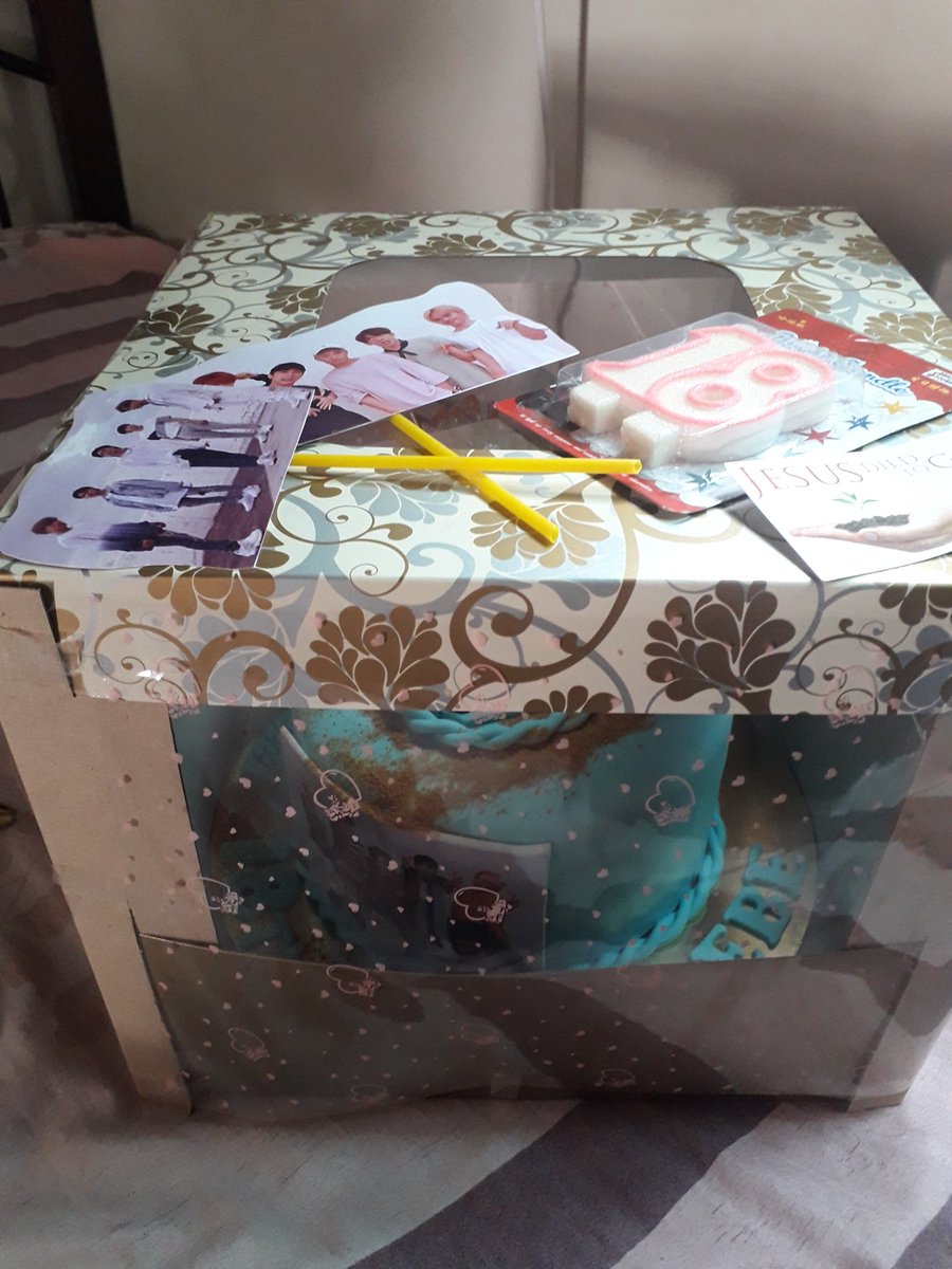 doyxing's tweet photo. gulat nalang talaga ko, may nagdeliver ng cake dito sa bahay HHAHAHAHHA. surprise daw ng mama ko at ate ko sakin. iyak na ba ako? huhu

#SB19 @SB19Official https://t.co/gVJShvcDBh