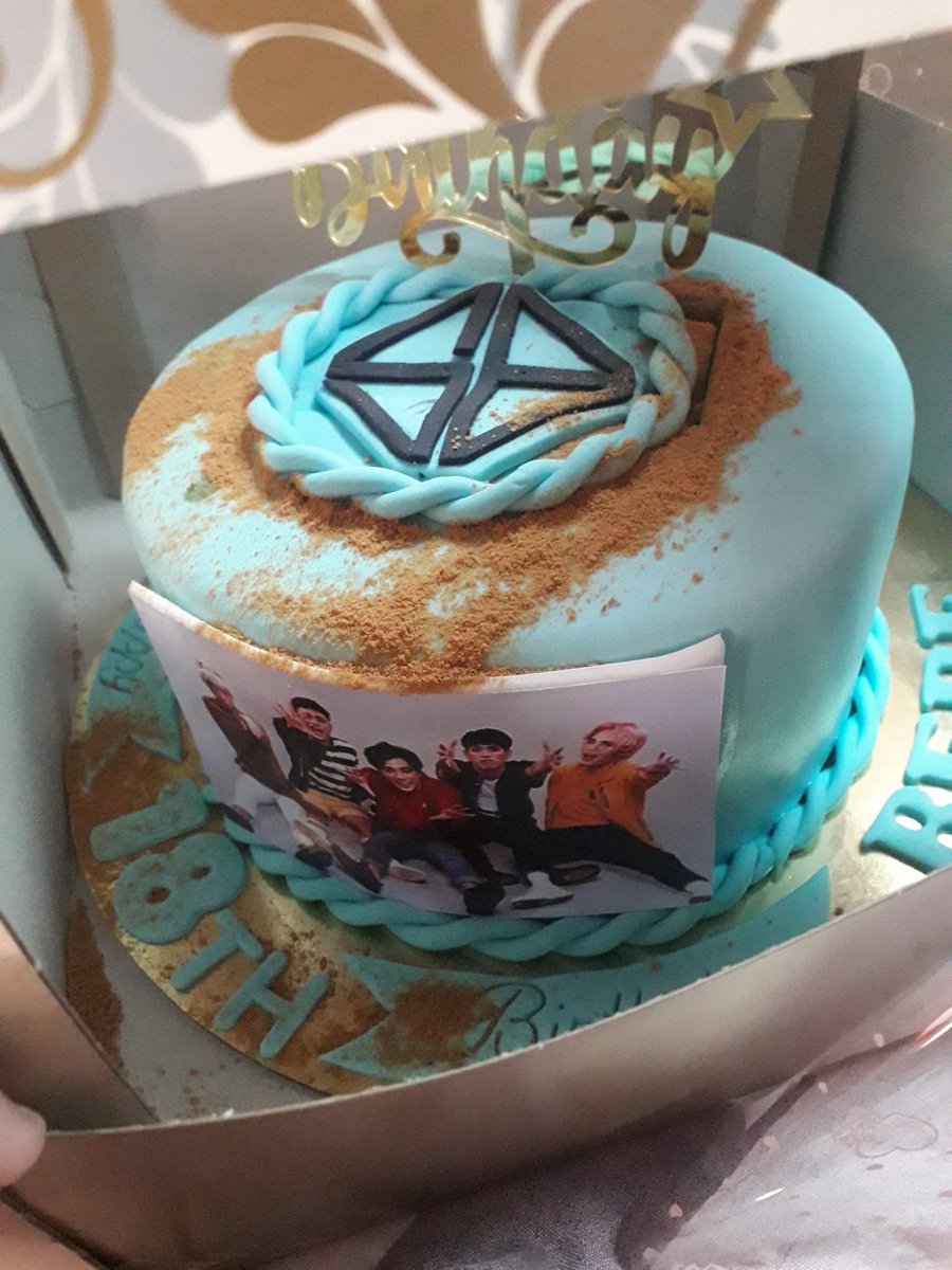 doyxing's tweet photo. gulat nalang talaga ko, may nagdeliver ng cake dito sa bahay HHAHAHAHHA. surprise daw ng mama ko at ate ko sakin. iyak na ba ako? huhu

#SB19 @SB19Official https://t.co/gVJShvcDBh