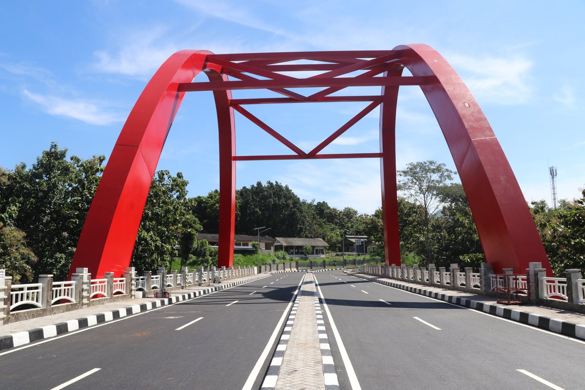 undip's tweet photo. Jembatan Sikatak, Nuansa Baru Kampus Undip di Tembalang. Jembatan yg baru selesai dibangun ini, memudahkan akses masyarakat yg tinggal disekitar kampus tak perlu lagi putar jalan melewati gerbang utama kampus. Masyarakat bisa lewat jembatan dg jarak yg lebih pendek dan cepat. https://t.co/03XtVDpJYa