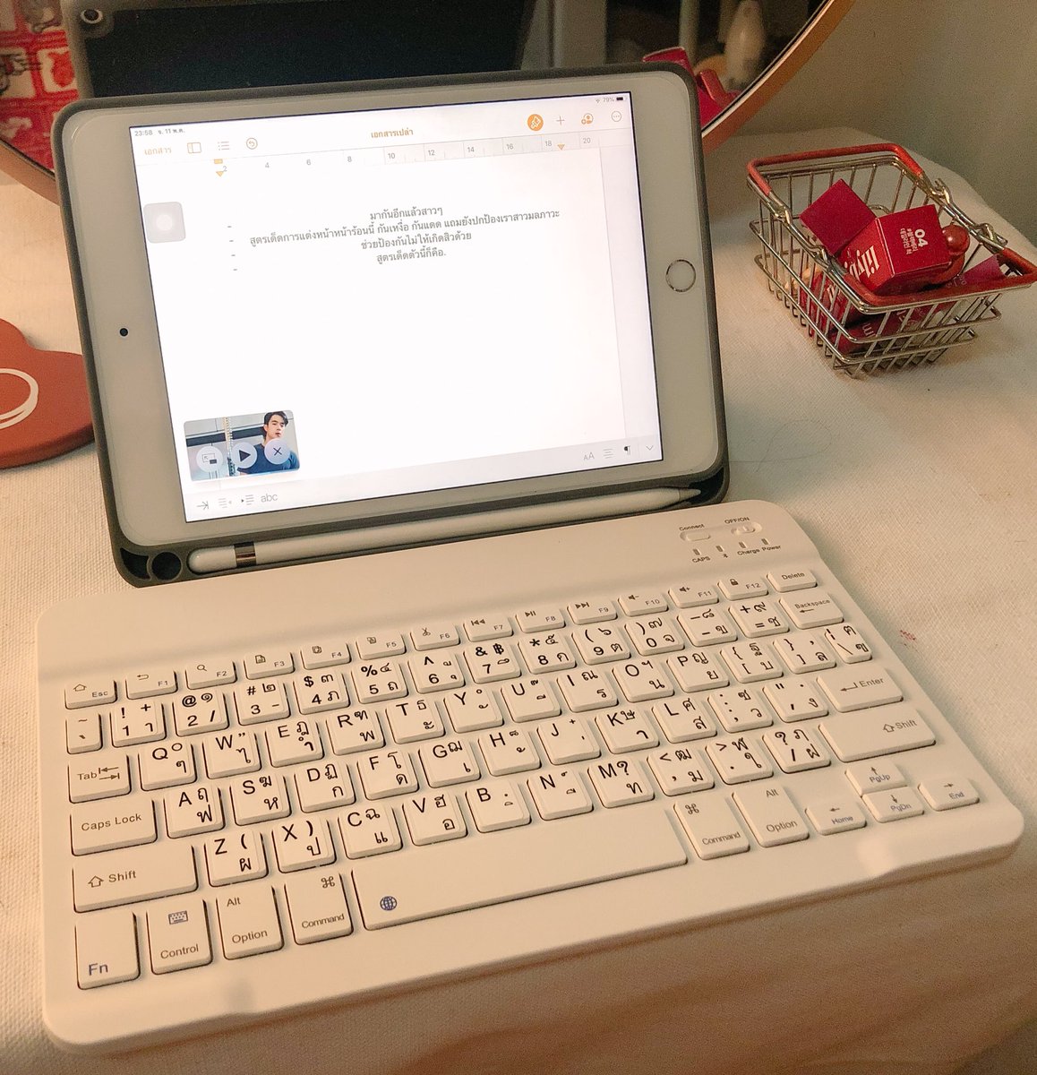 Nananblogblog's tweet photo. มาค่ะ คีบอร์ดสำหรับต่อบลูทูธ มือถือก็ได้ ipad iphone ได้หมด เชิญทางนี้ราคาไม่ถึง 200- ดีเกินราคามาก โดนป้ายมาจากในทวิตเหมือนกันค่ะ พิมงานไว ไม่ติดขัด เสมือนทุกคนใช้คอมหรือโน๊ตบุ๊คปกติเลย รักมาก💛 #ของมันต้องมี #ไว้รีวิวห้ามขายของโว้ยย 
ปล.ลิ้งสั่งซื้อ กับวิดิโอการใช้งานใน Mention https://t.co/ahWYoFL3gr