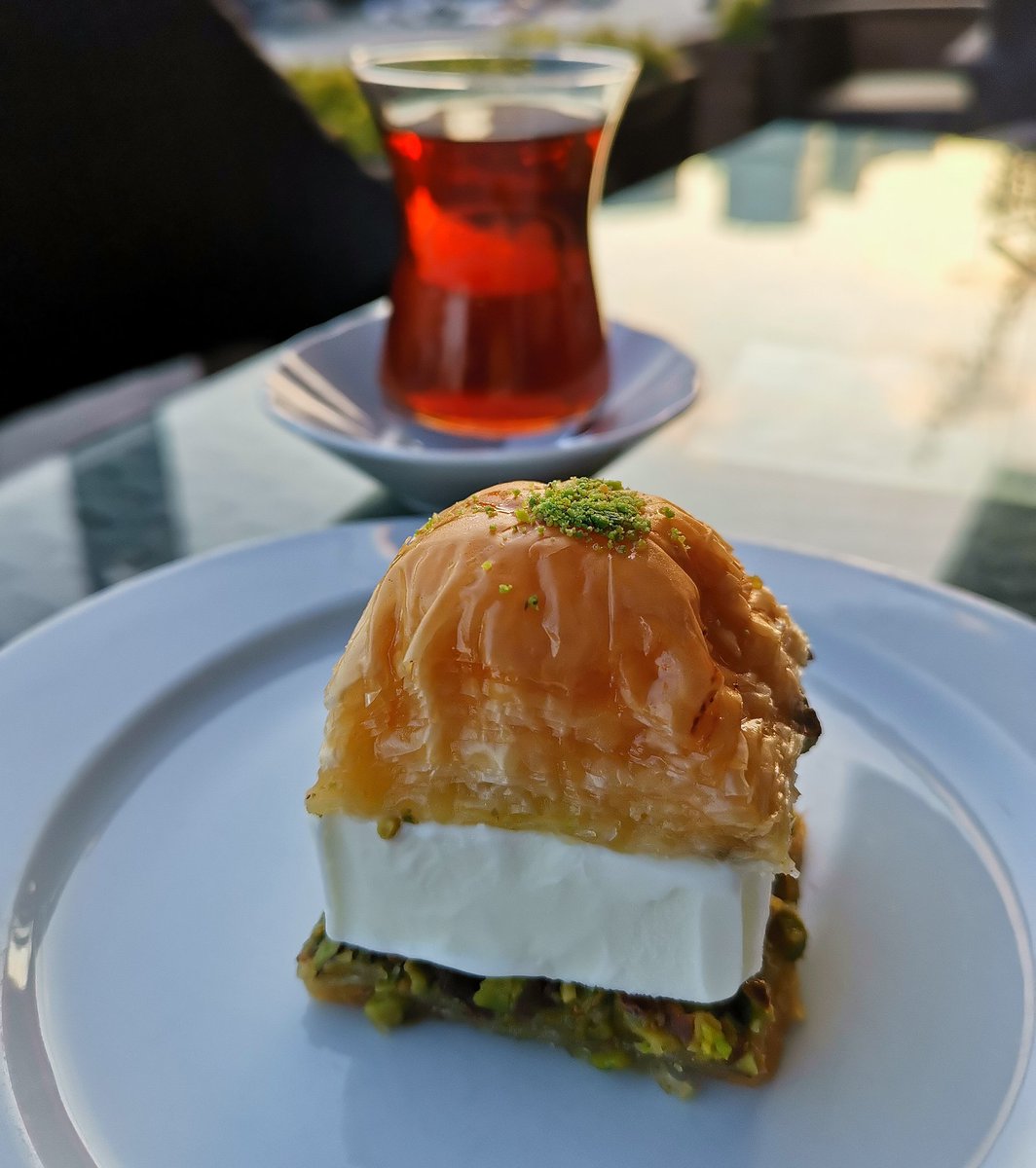 farukgulluogluT's tweet photo. Kare baklavasız olmaz, Kare Baklava da dondurmasız olmaz diyorsanız Trabzon Faruk Güllüoğlu'na bekliyoruz...
#farukgulluoglu #fırınsütlaç #pasta #tremisu #baklava #fıstıklı #cevizli #kadayıf #tatlı #kaymaklı #billuriye #lokum #cafe #restaurant #lokum #afiyetolsun https://t.co/8O4gMicXsv