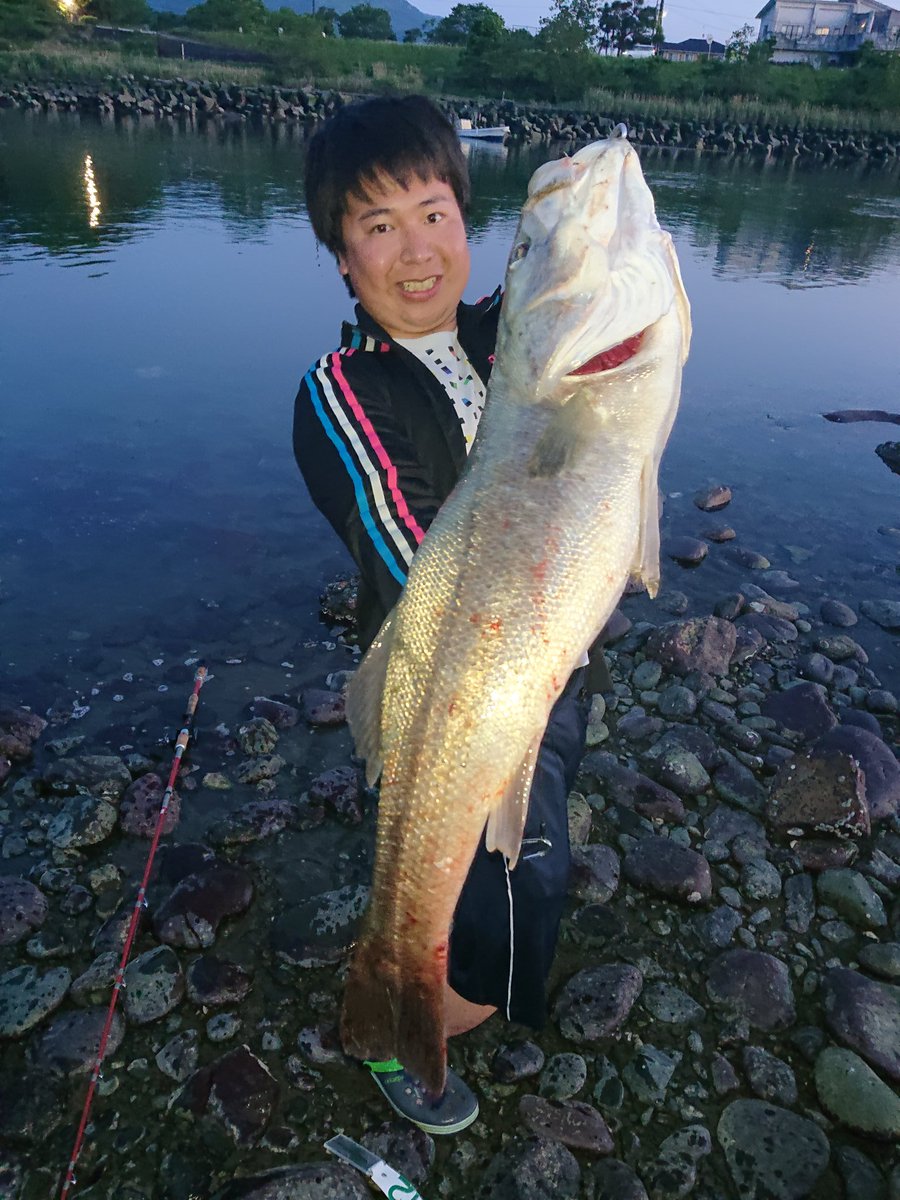 yuuchandayo0117's tweet photo. トップにパッコーン‼️
#シーバス #釣り好きと繋がりたい https://t.co/vlbbYqSTdI