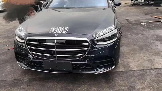 newotomobil's tweet photo. Yeni Mercedes S serisinin, kamuflajsız görüntüleri sızdırıldı...
#mercedes #mercedess
#mercedesbenzsclass
#mercedessclass2021
#sclass2021 #newsclass https://t.co/UAXU88t0o3