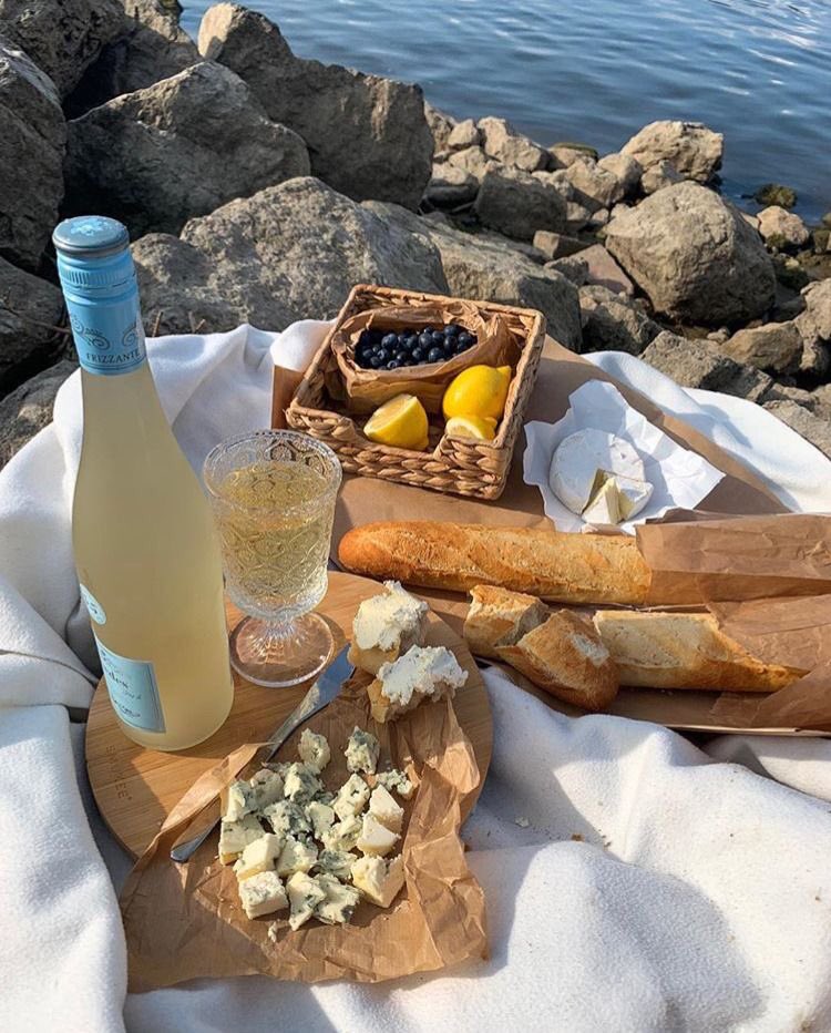 NINNACCI's tweet image. daydreaming about picnics by the ocean