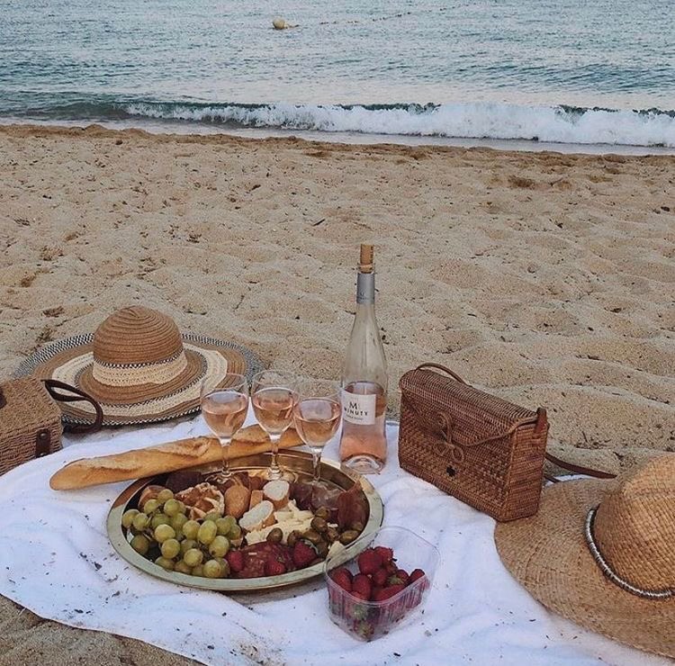 NINNACCI's tweet image. daydreaming about picnics by the ocean