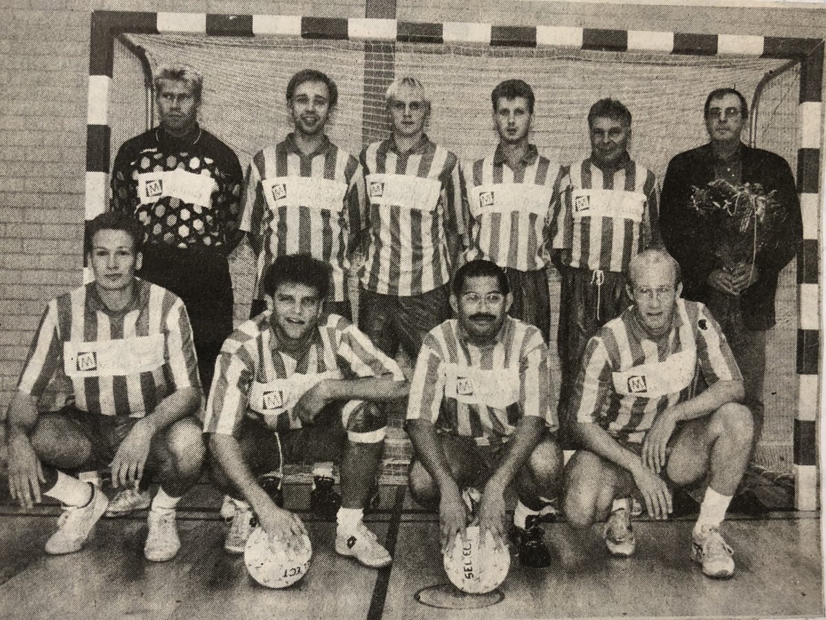 vakovoetbal's tweet photo. 90 Jaar VAKO Voetbal: het verhaal achter de foto met @Derde_helft  “Zo lang ik leef, blijf ik lid van VAKO.”  https://t.co/4YyIa9qIla https://t.co/8mvIzMwObg