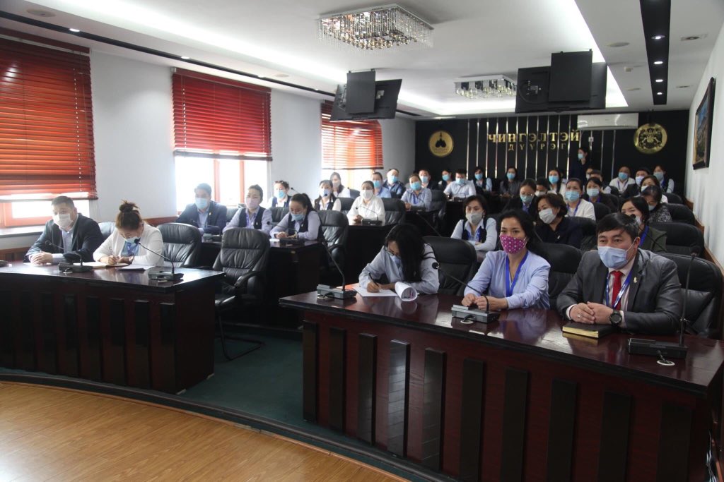 Нийслэлийн Чингэлтэй дүүргийн Засаг дарга Н.Батсүмбэрэл иргэдэд үйлчлэх төрийн албаны гол нүүр царай болсон бүртгэлийн ажилтнуудын ажиллах нөхцөл боломжийг сайжруулах үүднээс бүртгэлийн хэлтсийн хамт олонд шаардлагатай тоног төхөөрөмжийг гардуулан өглөө.