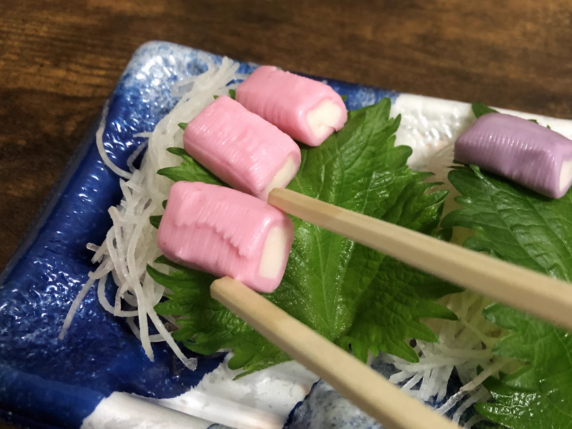 やる意味あった？ｗｗ刺身のパックにハイチュウ並べてみたら想像と違った！？ｗｗ