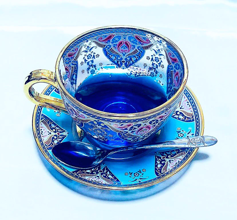 トルコグラスに注いだ紅茶がとてもきれい。トルコグラスだけでもきれいですが、紅茶をいれるとさらにきれい。