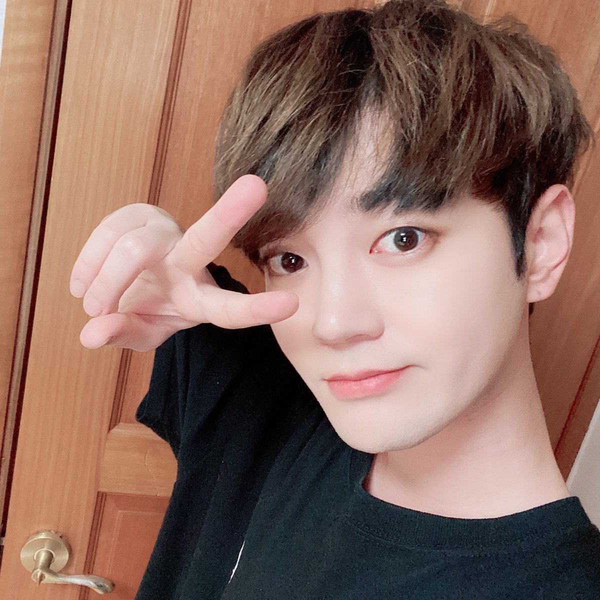 UP10TIONDiary's tweet photo. [TRANS] 200511 Update

My hair is growing!! #bitto 

trans: U10TDiary
https://t.co/xBN1NmsbwT