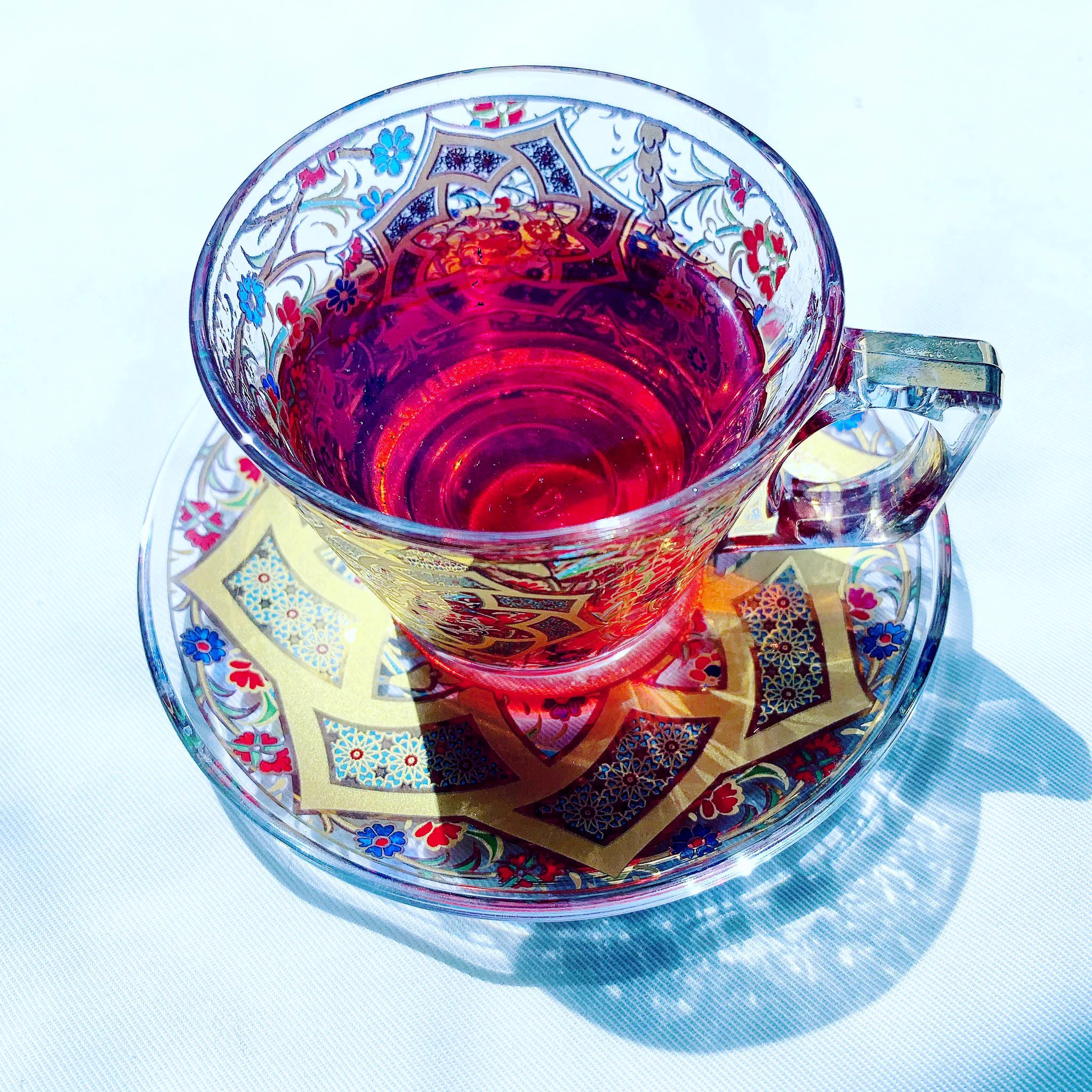 トルコグラスに注いだ紅茶がとてもきれい。トルコグラスだけでもきれいですが、紅茶をいれるとさらにきれい。