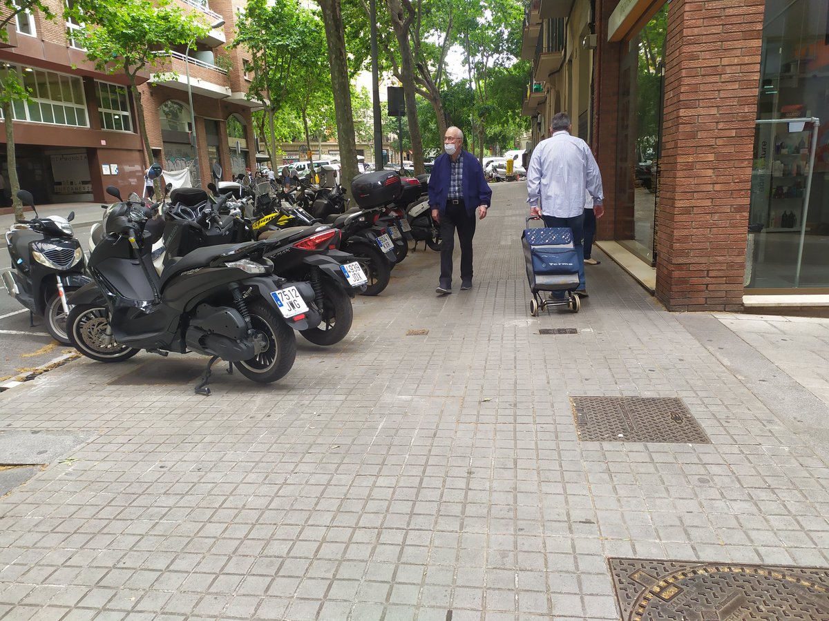 SenorDiesel's tweet photo. @rosaalarcon @robert_soro Yo también te respondo @rosaalarcon . Espero que tú también respondas a los ciudadanos que no pueden mantener la distancia de seguridad en tiempos de una pandemia para que los motoristas puedan aparcar sobre la acera. https://t.co/jCa97vM5IB