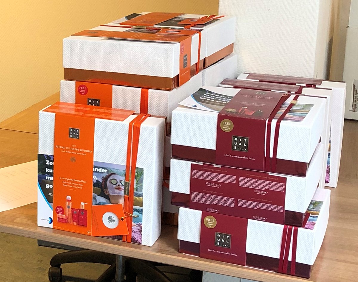 Alerimus's tweet photo. Vandaag, op de #DagvandeZorg, ontvangen al onze medewerkers een verwenpakket cadeau. Als waardering voor hun inzet en als steuntje in de rug om zichzelf ook een ontspanmoment te gunnen. Dat hebben ze meer dan verdiend! #DagvandeVerpleging #dvdv2020 https://t.co/xo2ye91F1h