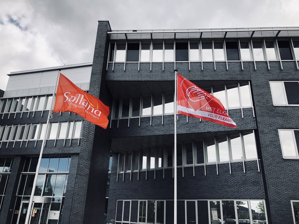 12 mei: Dag van de Verpleging. Laten we vandaag extra dankbaar zijn dat deze (en andere) kanjers in de zorg er zijn! Wij hangen de vlag voor jullie uit. #metelkaarvoorelkaar #Dagvandeverpleging