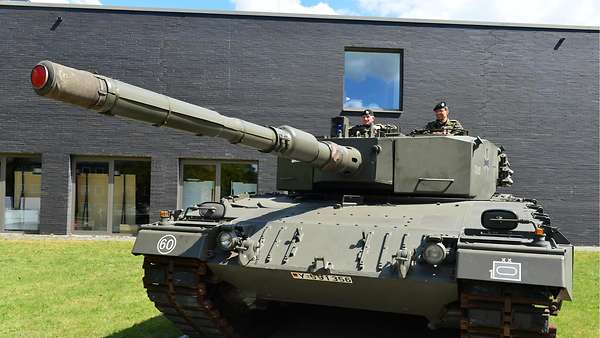 bundeswehrInfo's tweet image. Ein restaurierter #Prototyp des #Kampfpanzer|s Leopard 2 schmückt nun das Gelände der Henning-von-Tresckow-Kaserne. In einem Nachttransport lieferte das #Versorgungsbataillon 141 das schwere Gerät nach #Oldenburg.
👉bundeswehr.de/de/organisatio…

#Bundeswehr #Munster @Deutsches_Heer