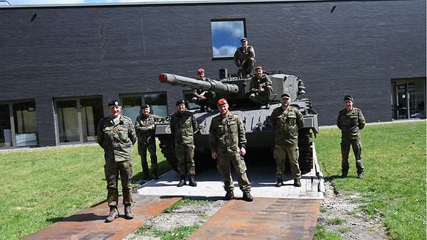 bundeswehrInfo's tweet image. Ein restaurierter #Prototyp des #Kampfpanzer|s Leopard 2 schmückt nun das Gelände der Henning-von-Tresckow-Kaserne. In einem Nachttransport lieferte das #Versorgungsbataillon 141 das schwere Gerät nach #Oldenburg.
👉bundeswehr.de/de/organisatio…

#Bundeswehr #Munster @Deutsches_Heer