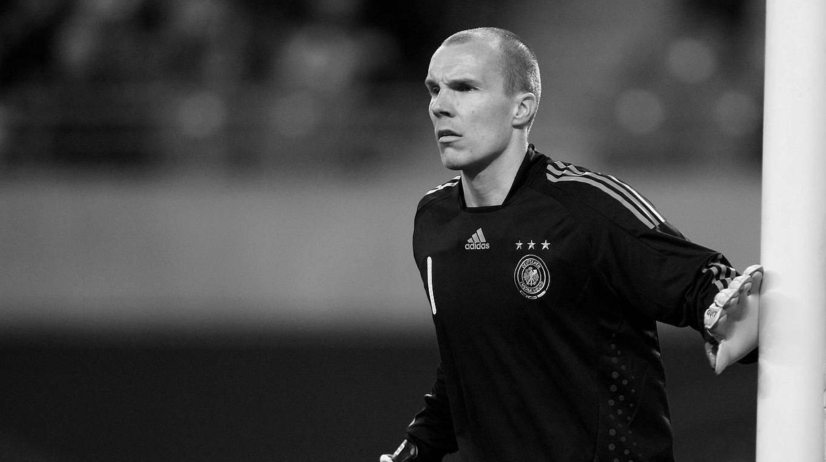 Sayangnya, Robert Enke yang sejak lama bergelut melawan depresi, mengakhiri hidupnya pada November 2009Hingga saat ini Enke tetap dikenang sebagai kiper hebat dan sosok penting di dunia sepak bola yang memiliki kepedulian tinggi akan sesama