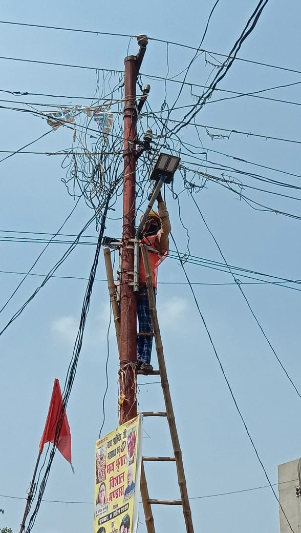 VikasChandra92's tweet photo. ऐसी विषम परिस्थिति (वैश्विक महामारी)में भी हमारी टीम #EESL बहुत ही दृढ़ता पूर्वक  कार्य कर रही हैं l
ULB - KANPUR (Zone-4)
#UJALAPRAKASHPATHKA #EESLSpirit  @ankursharma63  @SinhaSonadhari @roopesh0051 https://t.co/D48WlNZ3UL