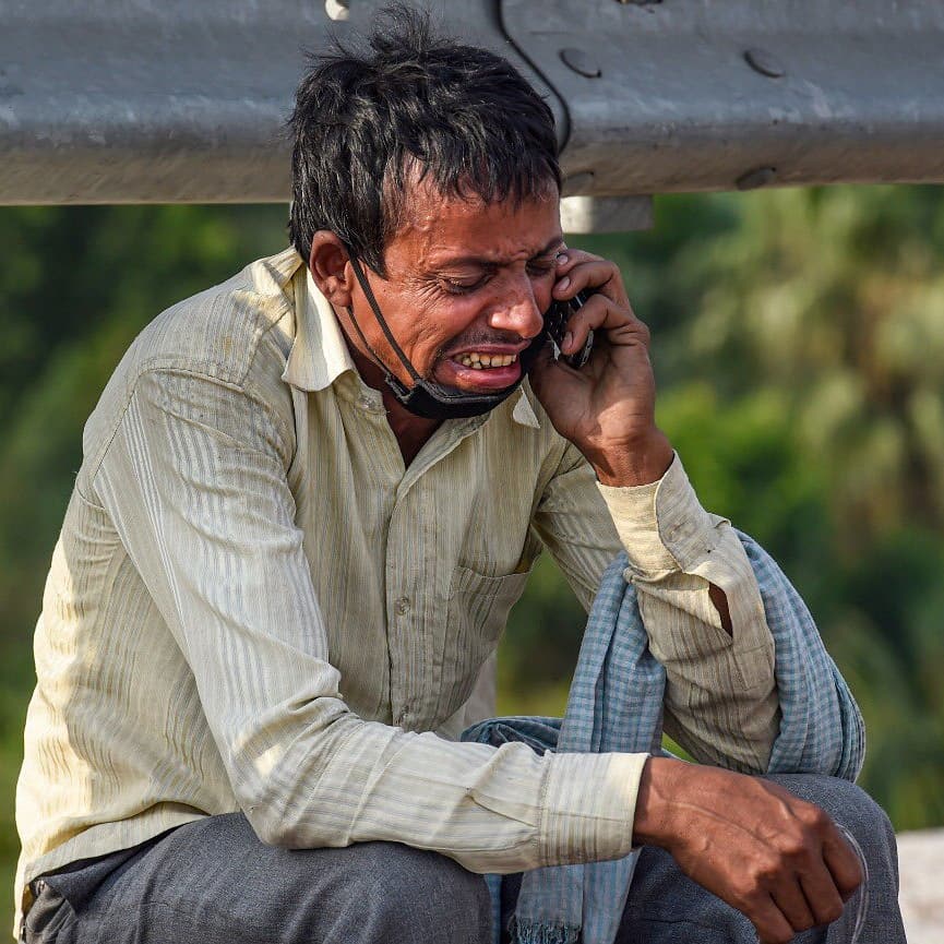 Shared by  @samar11 with these words :"A penniless migrant worker breaks down as he talks on his mobile phone, a photo that should haunt all Indians. From my old colleague Khogen Singh, resident editor of the New Indian Express, Delhi"