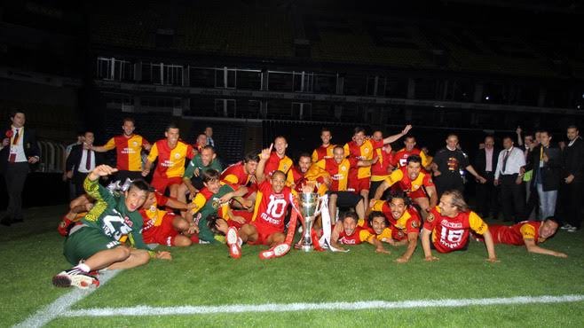 Şike yap (CAS onaylı), küme düşme. Ertesi sene seni rahatlatmak için play-off icat edilsin, son maç sahana gelsin ama şampiyon olama. Oraya kadar gelen kupayı verdirmemek için uğraş, ışıkları kapat, karanlıkta kaysınlar, taraftarın stadı yaksın. 8 sene sonra gel bunları hatırlat!