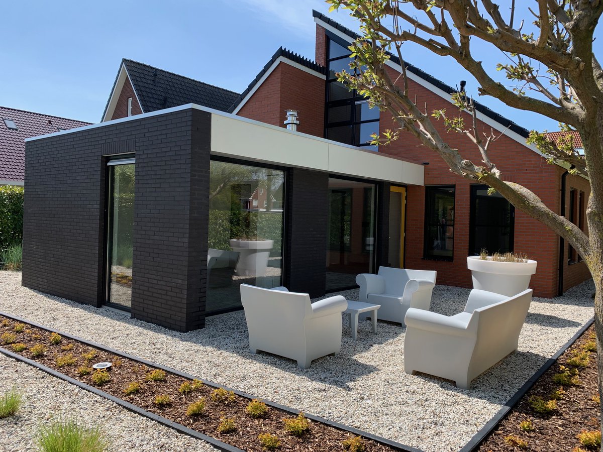 BouwRegeling's tweet photo. - OPLEVERING UITBREIDING WONING - 
We hebben deze woning in Veendam uitgebreid met een moderne tuinkamer. De aanbouw vormt een prachtig geheel! https://t.co/qm33iwrVOL