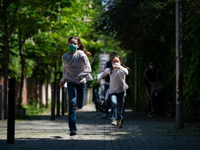Corriere's tweet photo. I nuovi  aiuti a imprese e famiglie. Stop a Irap, sconto affitti e bollette. Per la cas... https://t.co/FyUIauChlu https://t.co/J6W5CwEjeo