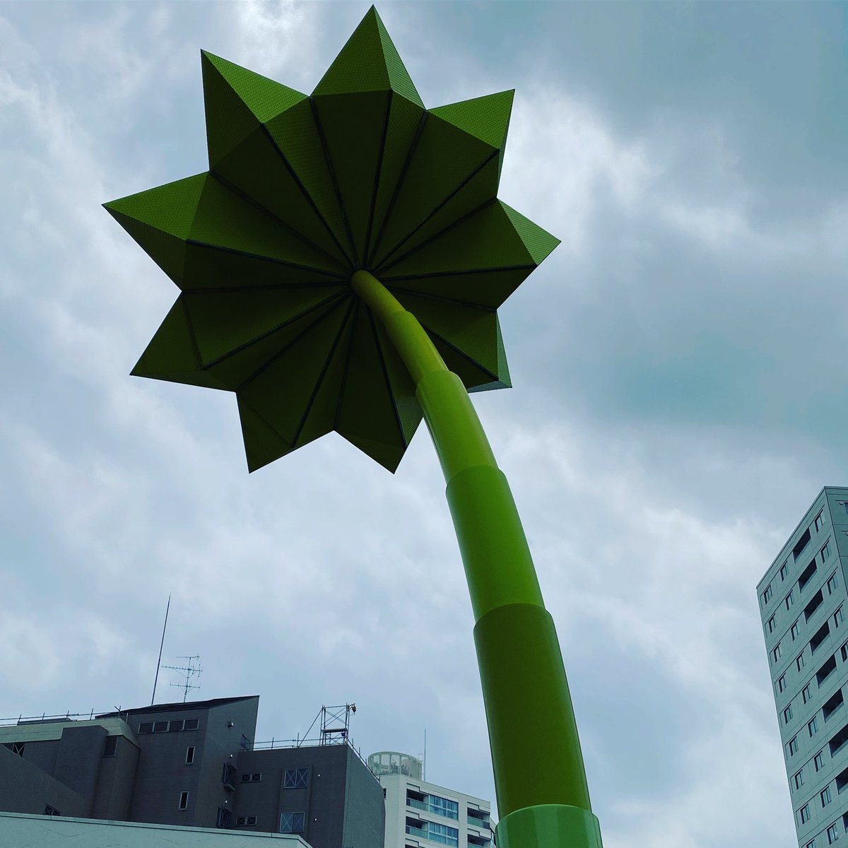 xasm's tweet photo. 今日は外部モニタ接続用のアダプターを取りに会社に寄ってみた。
約1.5ヶ月ぶの通勤でしたが電車も街もガラガラです。
久しぶりに外食しようと思っても店が閉まっててそのまま帰宅 https://t.co/VUEAOhRzbt