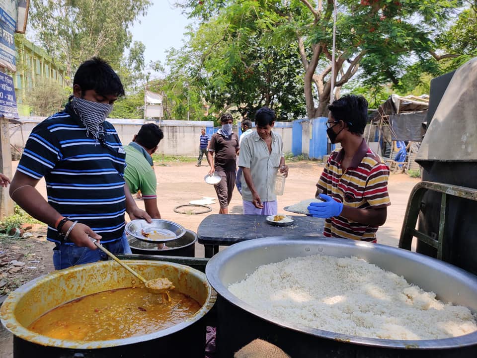 VFVINDIA's tweet photo. Today, it's 44th day ! The volunteers are distributing food amongst migrant workers and homeless people during the nationwide lockdown in West Bengal. https://t.co/E5yU6leN8B