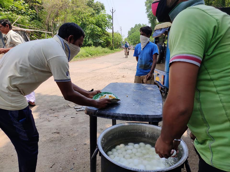 VFVINDIA's tweet photo. Today, it's 44th day ! The volunteers are distributing food amongst migrant workers and homeless people during the nationwide lockdown in West Bengal. https://t.co/E5yU6leN8B